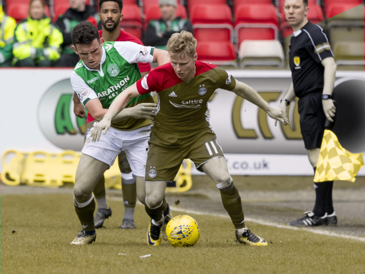 Imagen del Aberdeen vs Hibernian en Escocia. En la parte superior, se aprecia c;omo lo ve una normal. Abajo, un daltónico (con protanopia, ceguera del rojo). | Foto: Getty / Fotomontaje: Yahoo