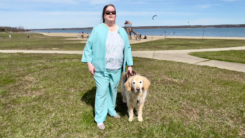 Bernadetta King, Programmmanagerin des Office of Visually Impaired Services bei Opportunities for Ohioans with Disabilities, besucht den Alum Creek State Park nördlich von Columbus, Ohio.  Der Park ist einer der Orte, die für die Sonnenfinsternis am Montag ein LightSound-Gerät erhalten.  - Mit freundlicher Genehmigung des Ohio Department of Natural Resources