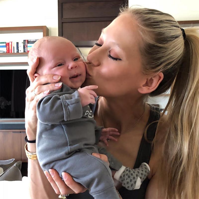 ¡Una mamá con mucho ritmo! Anna Kournikova se entrega al nuevo éxito de Enrique Iglesias. Foto: Instagram