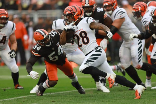 Cincinnati Bengals running back Joe Mixon (28) eludes a tackle from Cleveland Browns defender Ogbo Okoronkwo on Sunday in Cleveland. Photo by Aaron Josefczyk/UPI