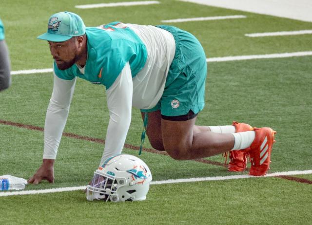 Dolphins linebacker wears shorts and no shirt for warmups at