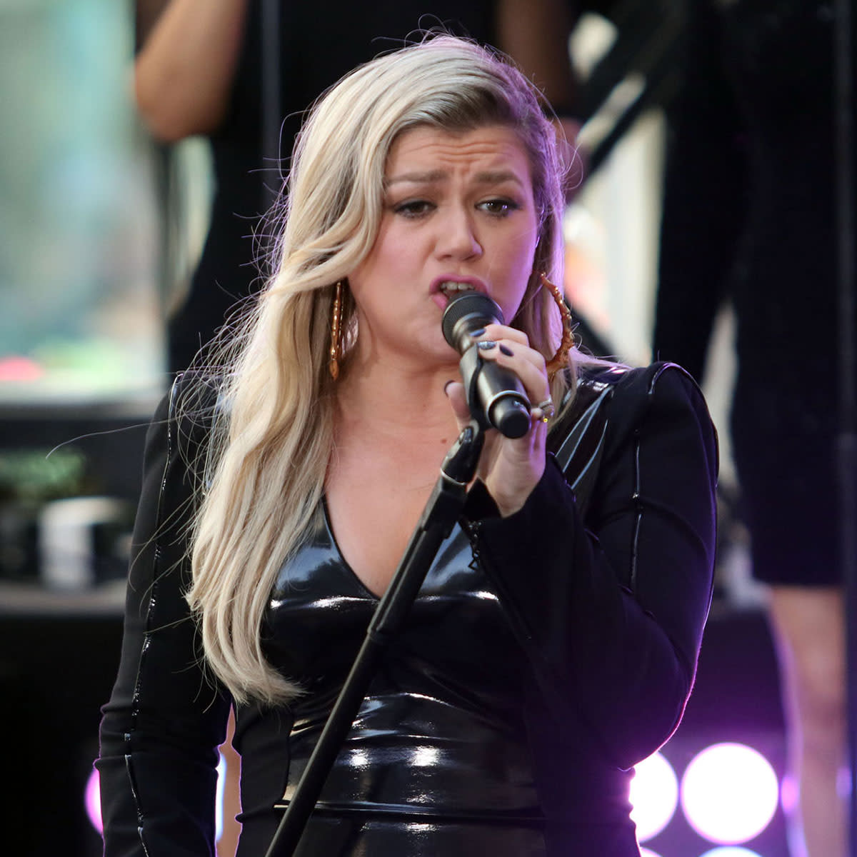 Kelly Clarkson performs on Today Show 2018