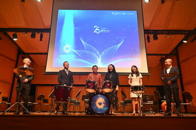 VIPs at the Gong Ceremony. 
Left to right: Mr. Su Jin (Deputy General Manager, CCB Singapore), Mr. Zhu Jing, DPM Mr. Heng Swee Keat, Ms. Sun Nianbei, Ms. Phua Wee Ling (Executive Director, Financial Centre Development, MAS), Mr. Zong Changqing (Minister-Counsellor, Chinese Embassy in Singapore)