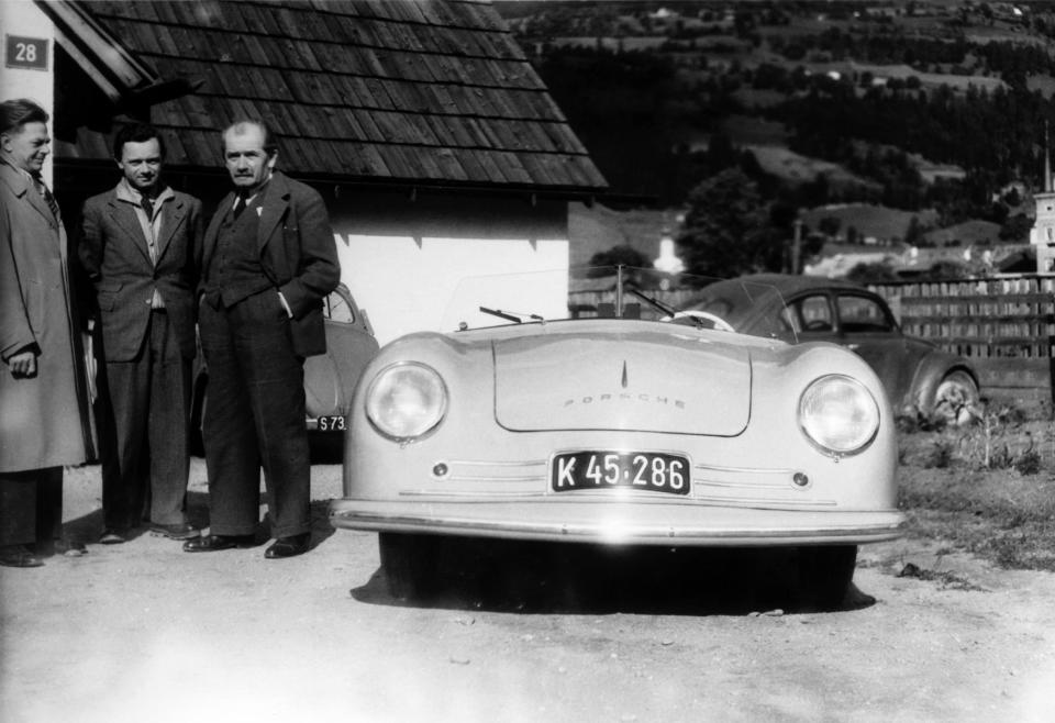 356的原型車是在奧地利Gmünd的一個小鋸木廠裡打造的，而且幾乎所有的零件都取之於Beetle。左邊站立的三人最右為Ferdinand Porsche，中間則是Ferry Porsche。