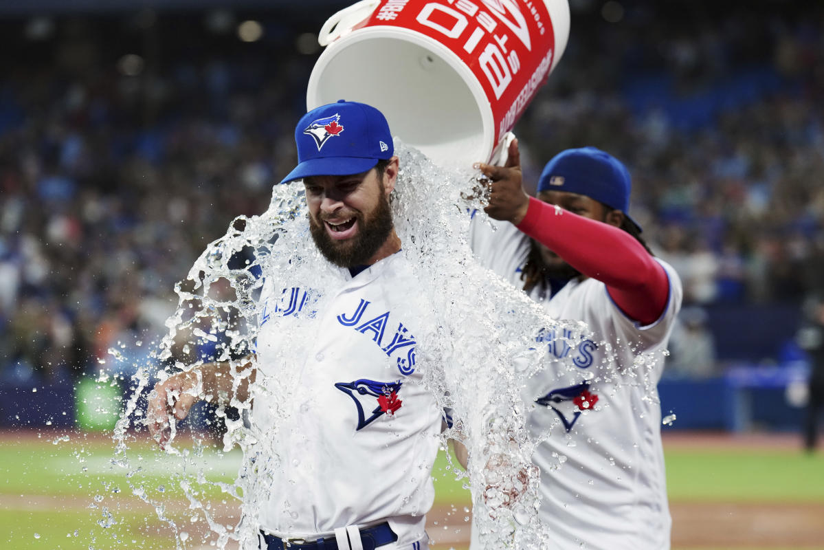 Orioles snap Blue Jays' 5-game winning streak in heated affair