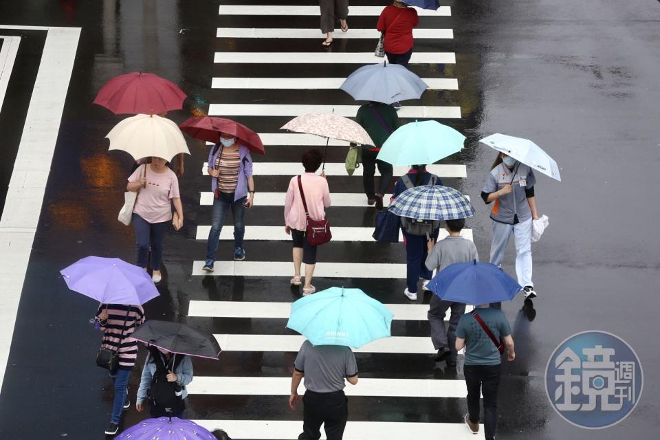 今日下午受鋒面影響，部分地區將有大雨發生，需特別小心。（本刊資料照）