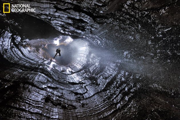 Appeso a una corda tentando di non oscillare e di non bagnare la macchina fotografica il fotografo è riuscito a catturare questa fantastica immagine di una grotta nella quale regna l'eco dell'acqua che gocciola dalle pareti (courtesy Robbie Shone/National Geographic Your Shot)<br><br><a href="http://it.notizie.yahoo.com/foto/le-migliori-foto-del-national-geographic-1325692018-slideshow/" data-ylk="slk:Guarda altre immagini del National Geographic;elm:context_link;itc:0;sec:content-canvas;outcm:mb_qualified_link;_E:mb_qualified_link;ct:story;" class="link  yahoo-link">Guarda altre immagini del National Geographic</a><br><br><a href="http://it.notizie.yahoo.com/foto/lo-spettacolo-della-natura-ottobre-1320393161-slideshow/national-geographic-ragnatela-photo-1320393037.html" data-ylk="slk:Guarda lo spettacolo della natura di ottobre;elm:context_link;itc:0;sec:content-canvas;outcm:mb_qualified_link;_E:mb_qualified_link;ct:story;" class="link  yahoo-link">Guarda lo spettacolo della natura di ottobre</a><br><br><a href="http://it.notizie.yahoo.com/foto/lo-spettacolo-della-natura-1317657282-slideshow/" data-ylk="slk:Guarda lo spettacolo della natura di settembre;elm:context_link;itc:0;sec:content-canvas;outcm:mb_qualified_link;_E:mb_qualified_link;ct:story;" class="link  yahoo-link">Guarda lo spettacolo della natura di settembre</a>