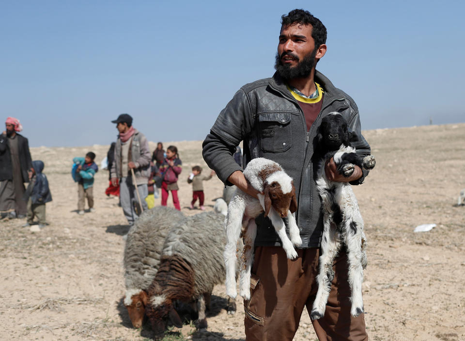 <p>A man carries lambs as he escapes fighting between Iraqi forces and Islamic State fighters south of Mosul, Iraq Feb. 24, 2017. REUTERS/Goran Tomasevic </p>