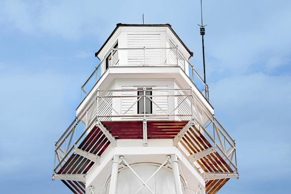 Hilton Head Rear Range Lighthouse, located in the Leamington area of Palmetto Dunes Oceanfront Resort, has a brand new stained roof and 360-degree observation deck boards. The lighthouse’s windows and doors were replaced and painted in a natural green tone.