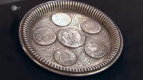 Die weiteren Raritäten am Montag: Der Silberteller aus dem Jahr 1891 mit verschiedenen Münzen wurde auf 300 bis 400 Euro geschätzt. (Bild: ZDF)