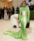 <p>La chanteuse Ciara a osé une robe à paillettes vertes inspirée par un maillot de football américain. (Photo by Jeff Kravitz/FilmMagic)</p> 