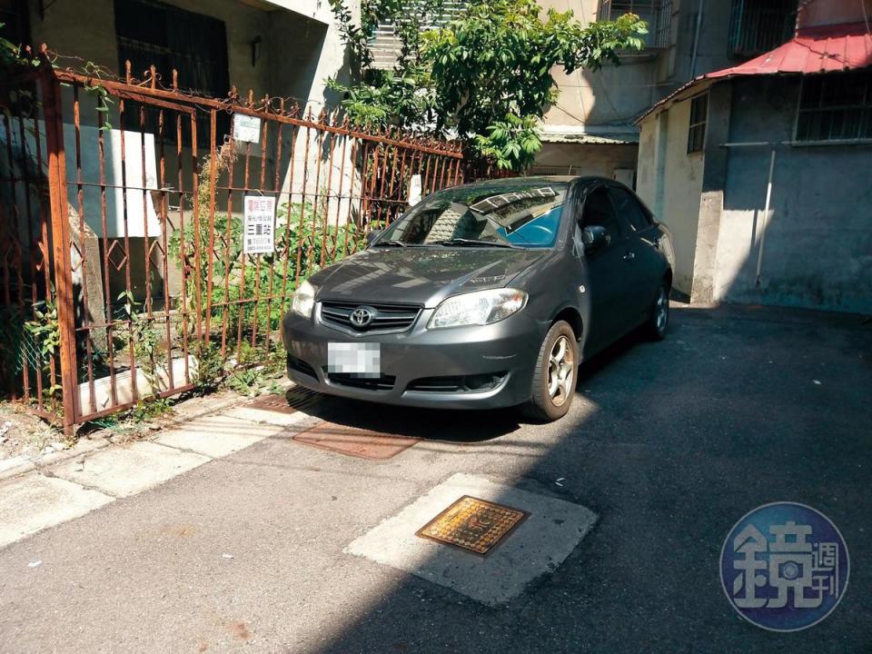 13：26，漁夫男的車子一直到隔天下午都停在自家樓下，未再見他和梓梓開車離開。