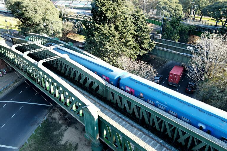 El puente sobre la avenida Figueroa Alcorta, donde ocurrió el choque, quedó restablecido y los trenes de la línea San Martín vuelven a llegar a Retiro