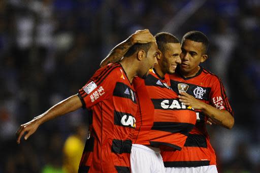 El futbolista del Flamengo Paulinho (C) celebra con sus compañeros un gol ante el Emelec de Ecuador, en el choque de Copa Libertadores disputado el 2 de abril de 2014 en Guayaquil, Ecuador (AFP/Archivos | RODRIGO BUENDIA)