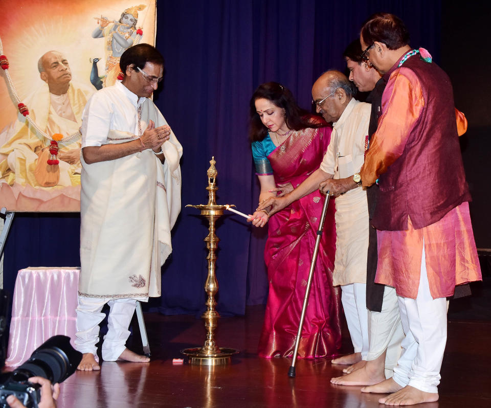 <p>Gracy Singh’s dance performance at ISKCON will remind you of her Lagaan days. </p>