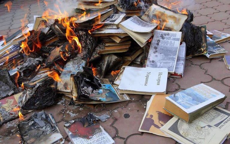 Quema de libros de la Catedral San Pedro Mohyla, en Mariupol