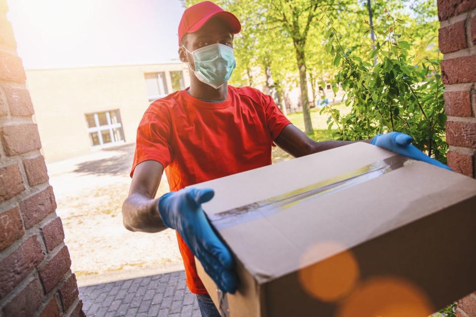 Allgemein sind Lieferdienste in der Quarantäne der Retter in der Not! Ob Essen oder neue Kleidung: Nahezu alles lässt sich heutzutage online ordern. Um einen direkten Kontakt zu vermeiden, teilen Sie dem Postboten am besten über Ihr Kundenkonto oder über einen Zettel an der Haustür mit, wo er Ihre Ware hinterlegen kann. (Bild: iStock/rclassenlayouts)