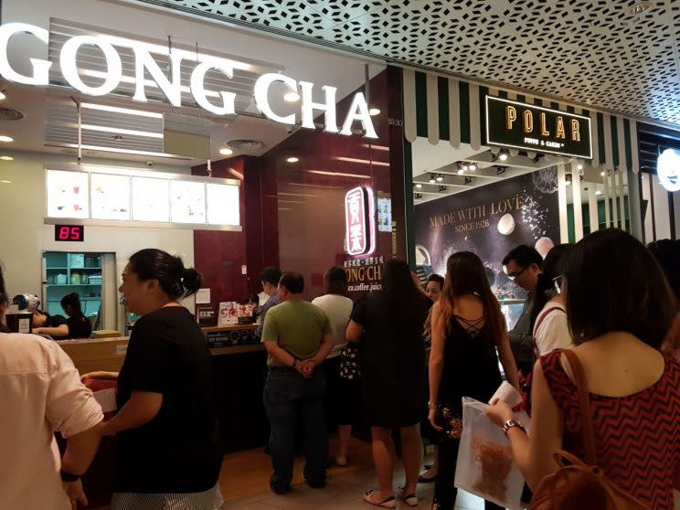 Gong Cha fans queue up at one of the brand's few remaining stores in JEM to get their bubble tea before operations cease on 5 June 2017. (Photo: Audrey Kang/Yahoo Singapore)