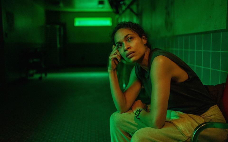 Alma Ortega (Rosario Dawson) befindet sich auf der Suche nach ihrem verlorenen Sohn. (Bild: 2020 WarnerMedia Direct, LLC. All Rights Reserved. HBO Max™ is used under license.)