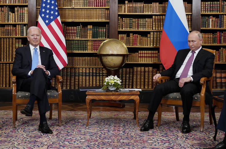 El presidente estadounidense Joe Biden con el presidente ruso Vladimir Putin en Ginebra el 16 de junio de 2021.   (Foto AP/Patrick Semansky)