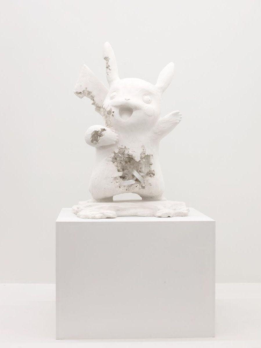 Daniel Arsham因天生色盲而擁有獨特觀點，作品多呈單色調，卻似乎有扭轉時空的能力。例如其「未來考古學」雕塑，呈現被侵蝕風化的皮卡丘與保時捷。