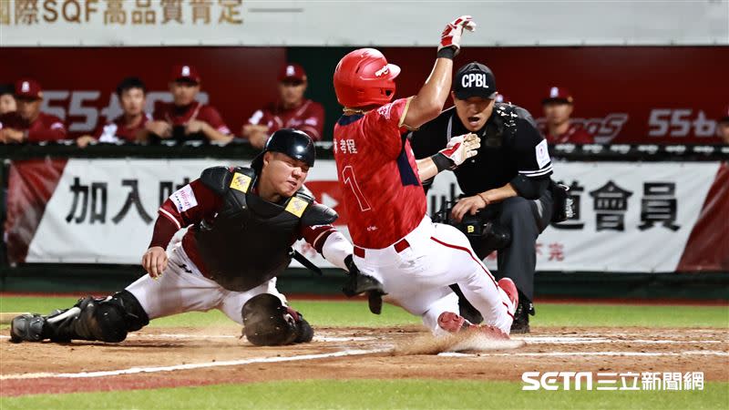 台灣大賽首戰，味全龍左外野手林孝程在本壘前遭到長傳觸殺。（圖／記者劉彥池攝影）