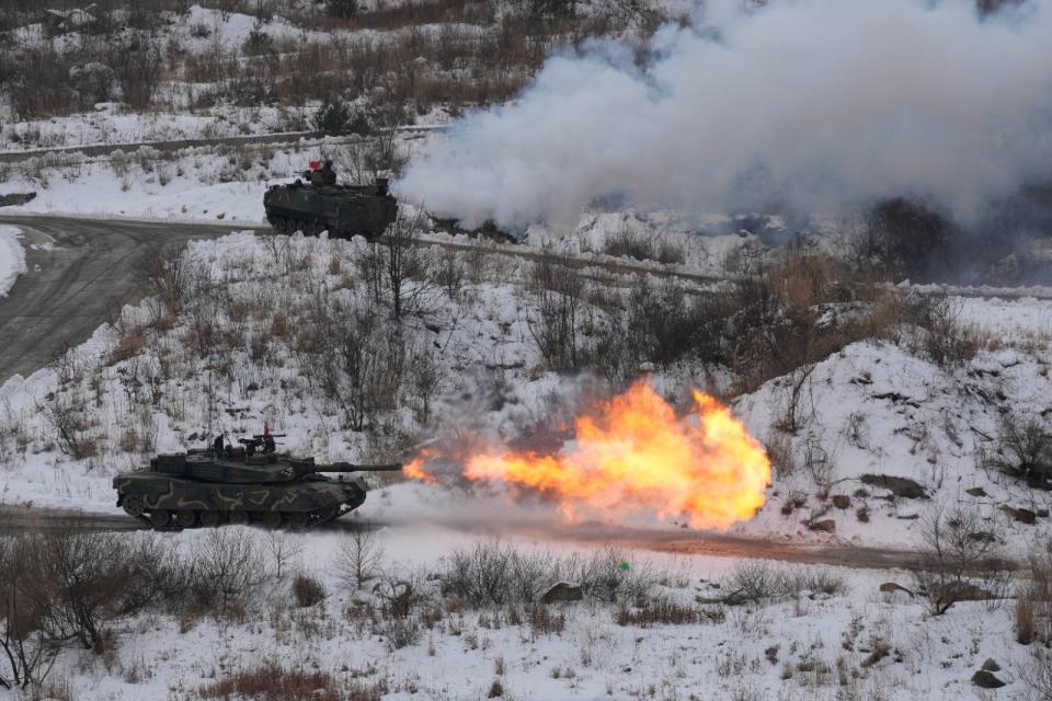 2024年1月4日，南韓抱川星津消防訓練場（Seungjin Fire Training Field），韓軍一輛K1A2主力戰車參加美韓聯合軍演。美聯社