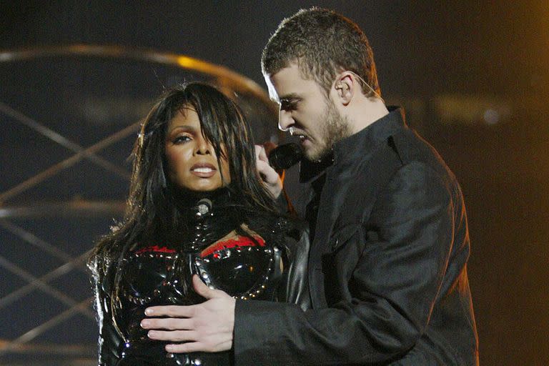 Janet Jackson y Justin Timberlake durante la escandalosa actuación que dieron en el Super Bowl 2004