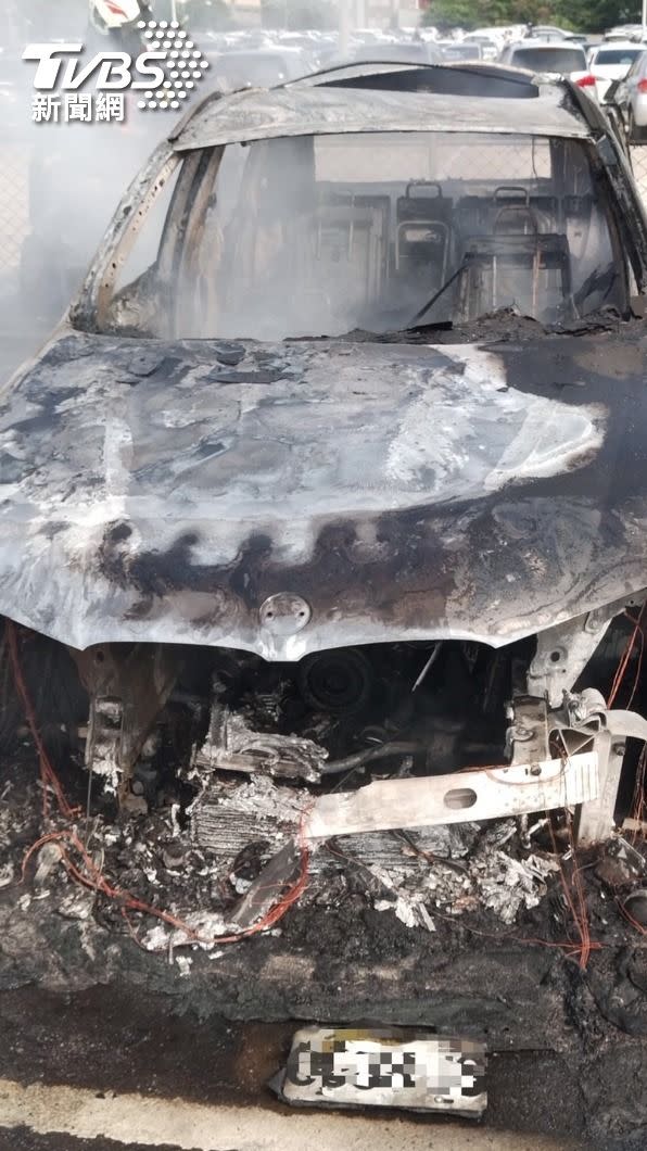 龜山停車場BMW起火燃燒「剩下骨架」。（圖／TVBS）