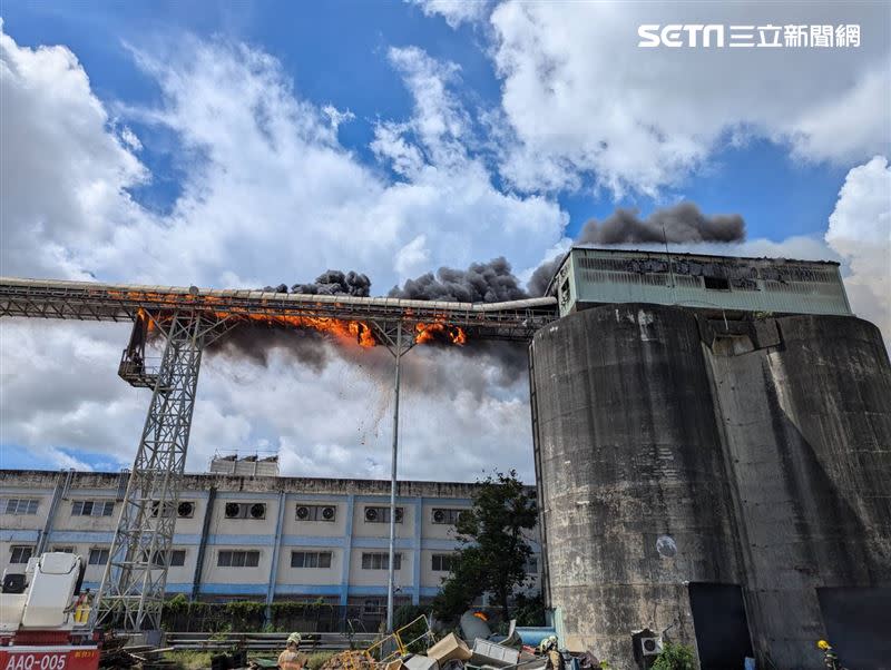台灣紙業新營廠區舊倉庫突然竄出火舌，輸送帶遭大火吞噬，猶如「火龍」高掛空中。（圖／翻攝畫面）