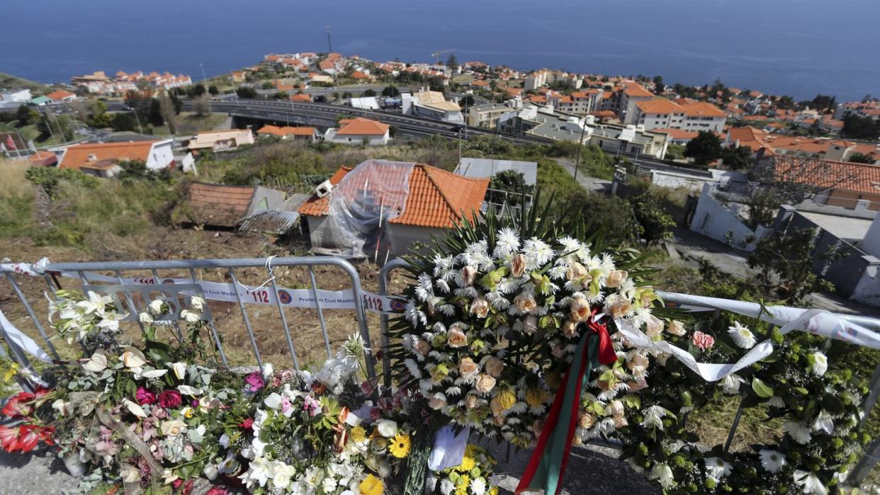 Blumen liegen an der Unfallstelle in Gedenken an das Busunglück. Foto: Armando Franca/AP