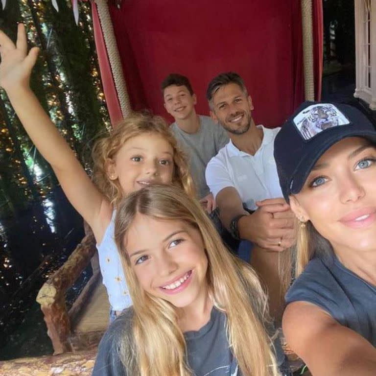 Evangelina Anderson junto a Martín Demichelis y a sus tres hijos, Bastián, Emma y Lola