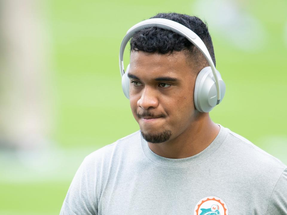 Tua Tagovailoa wears Bose headphones.