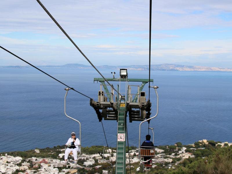 Eine kleine Seilbahn führt auf den Gipfel des Monte Solaro. Die Strecke führt auch über ein paar Privatgärten hinweg. Foto: Hilke Segbers