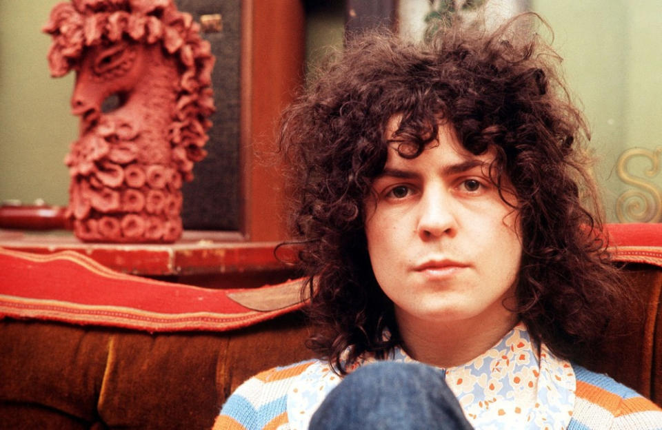 Le chanteur de T. Rex, Marc Bolan, est décédé le 16 septembre 1977 à Londres, en Angleterre, à l'âge de 29 ans. Il rentrait chez lui sur le siège passager d'une Mini 1275GT, conduite par Gloria Jones. Cette dernière a perdu le contrôle et la voiture a fini par s'écraser contre un poteau de clôture, puis un arbre. Alors que Jones souffre d'un bras et d'une mâchoire cassés, Bolan perd la vie sur le coup. Le plus étrange dans cette affaire est que Bolan n'a jamais appris à conduire, car il avait très peur de mourir en voiture.