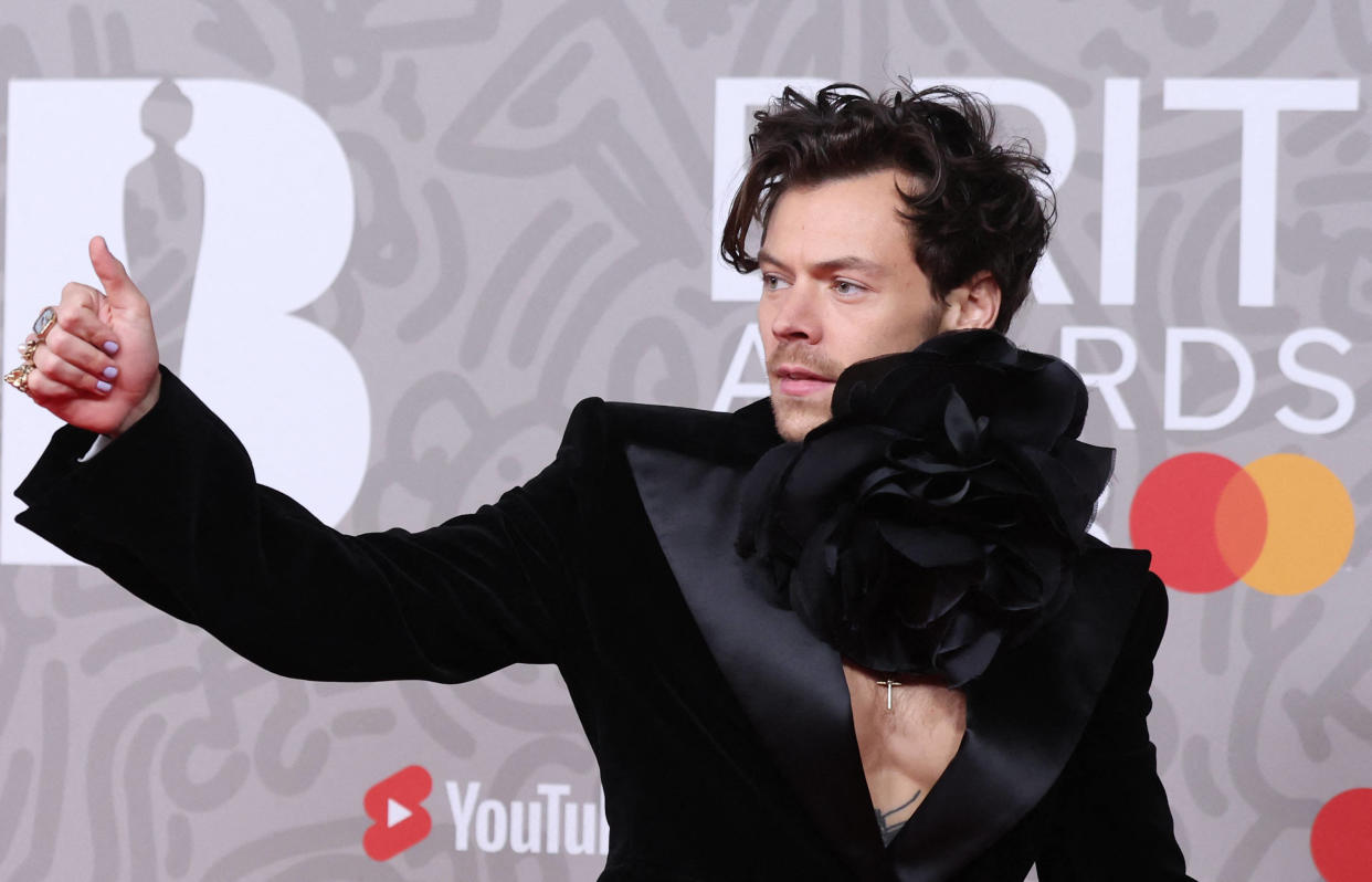 Harry Styles, ici posant sur le tapis rouge à son arrivée aux BRIT Awards, à Londres, le 11 février 2023.