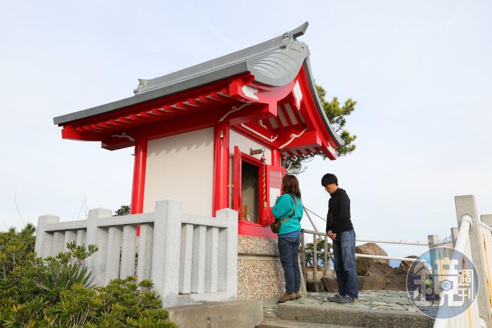 海灘西側的龍王岬上有座小小的「海津見神社」，據說是祈求良緣的聖地，吸引不少情侶來參拜。