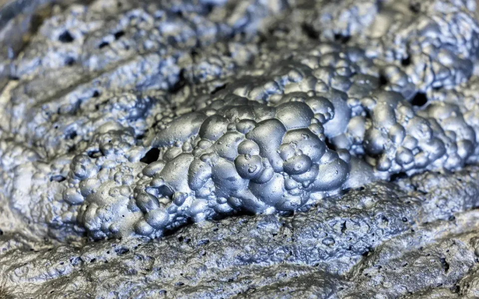 在德國弗萊堡的一個石墨回收實驗室內，回收的石墨附著在空氣泡泡上。（圖／<em>Getty Images</em>）