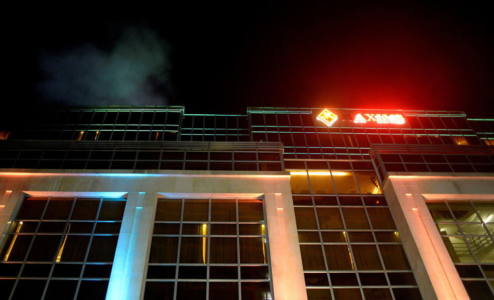 <p>A picture taken on June 2, 2017 shows smoke coming out the roof of the Resorts World Hotel in Manila following an assault. / (Photo: Noel Celis/AFP/Getty Images) </p>