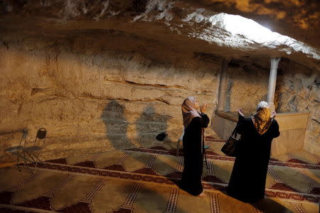 Palestinian women pray inside the Dome of the Rock located on the compound known to Muslims as the Noble Sanctuary and to Jews as Temple Mount, in Jerusalem's Old City May 29, 2015. REUTERS/Ammar Awad
