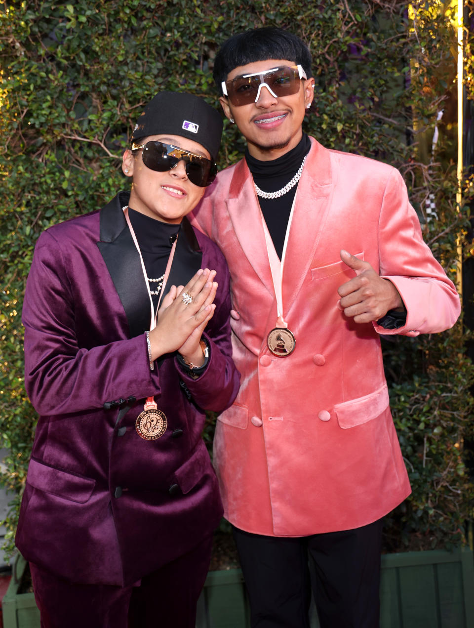 Yahritza Martínez y su hermano Jairo Martínez en los Latin Grammy de 2022 en Las Vegas, Nevada. (Photo by Rodrigo Varela/Getty Images for The Latin Recording Academy)