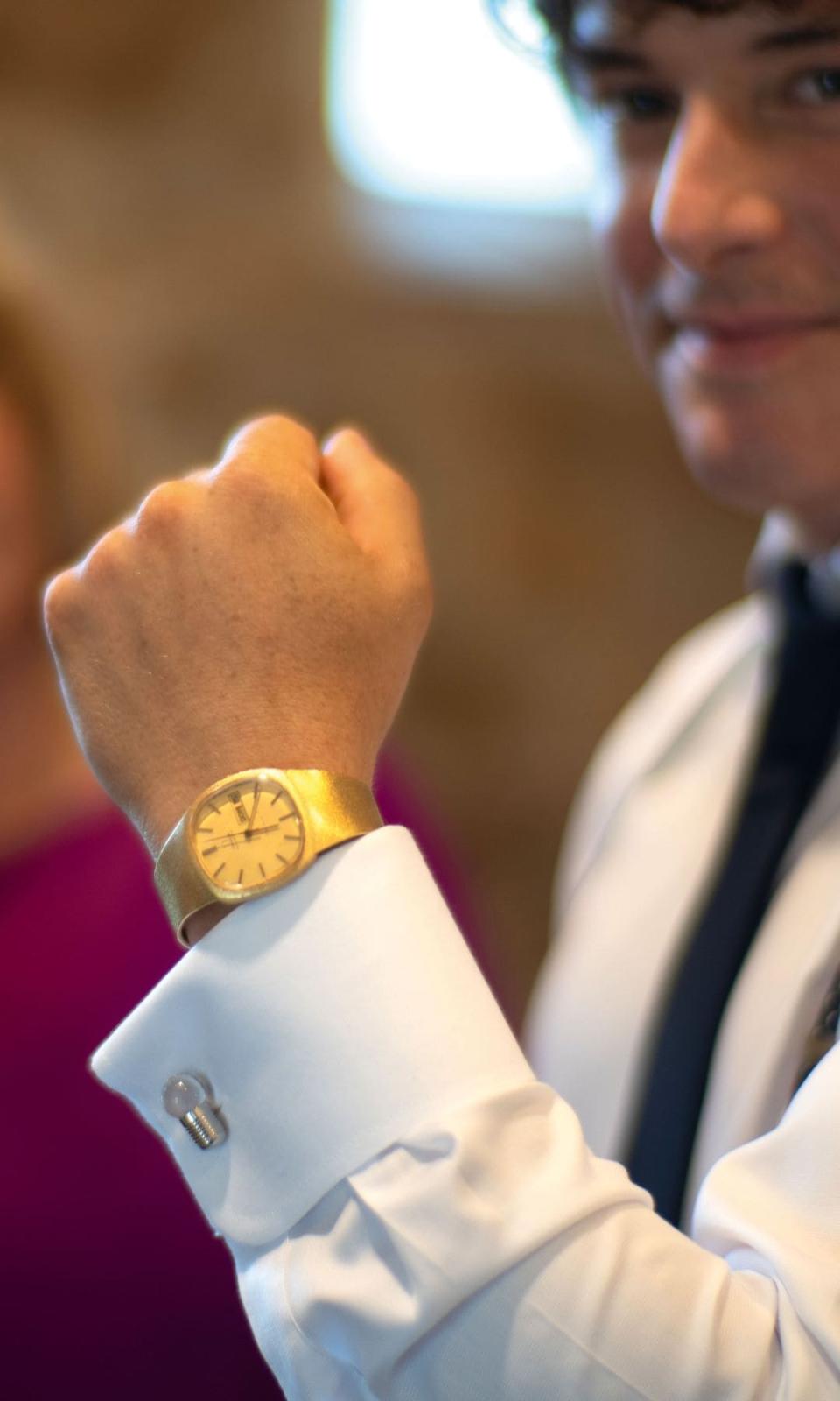 Jordi Cruz con el reloj de su padre