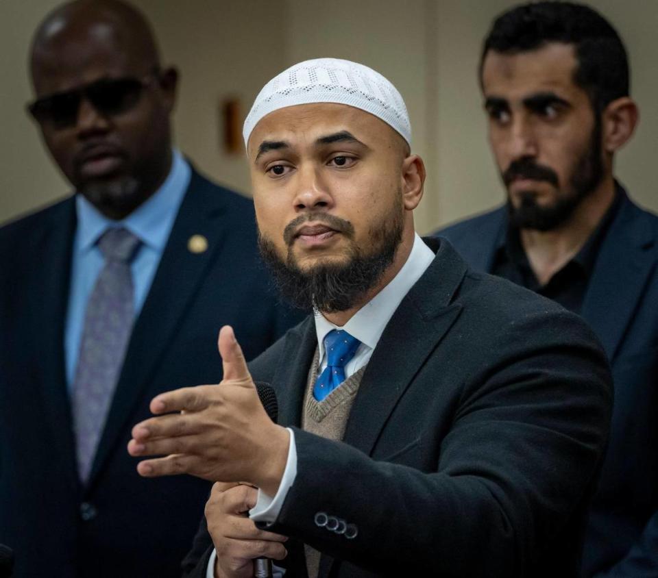 Sunrise, la Florida, 19 de diciembre de 2023: El imán Abdullah Jaber, presiente ejecutivo de CAIR Florida, hablando con miembros de la prensa e invitados durante una conferencia de prensa celebrada en Islamic Foundation of South Florida (IFSF), 5455 NW 108 Ave., en Sunrise, la Florida. Líderes religiosos del sur de la Florida en representación de las tres religiones abrahámicas —judaísmo, cristianismo e islam— celebraron una rueda de prensa exigiendo un alto el fuego en Medio Oriente.