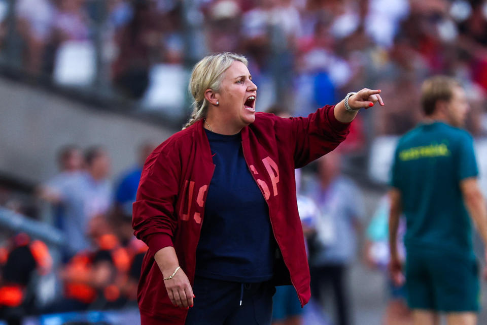 Pelatih AS asal Inggris Emma Hayes meneriakkan instruksi kepada para pemainnya dari pinggir lapangan dalam pertandingan sepak bola putri Grup B antara Australia dan AS selama Olimpiade Paris 2024 di Stadion Marseille di Marseille pada 31 Juli 2024. (Foto oleh Pascal GUYOT / AFP) (Foto oleh PASCAL GUYOT/AFP via Getty Images)