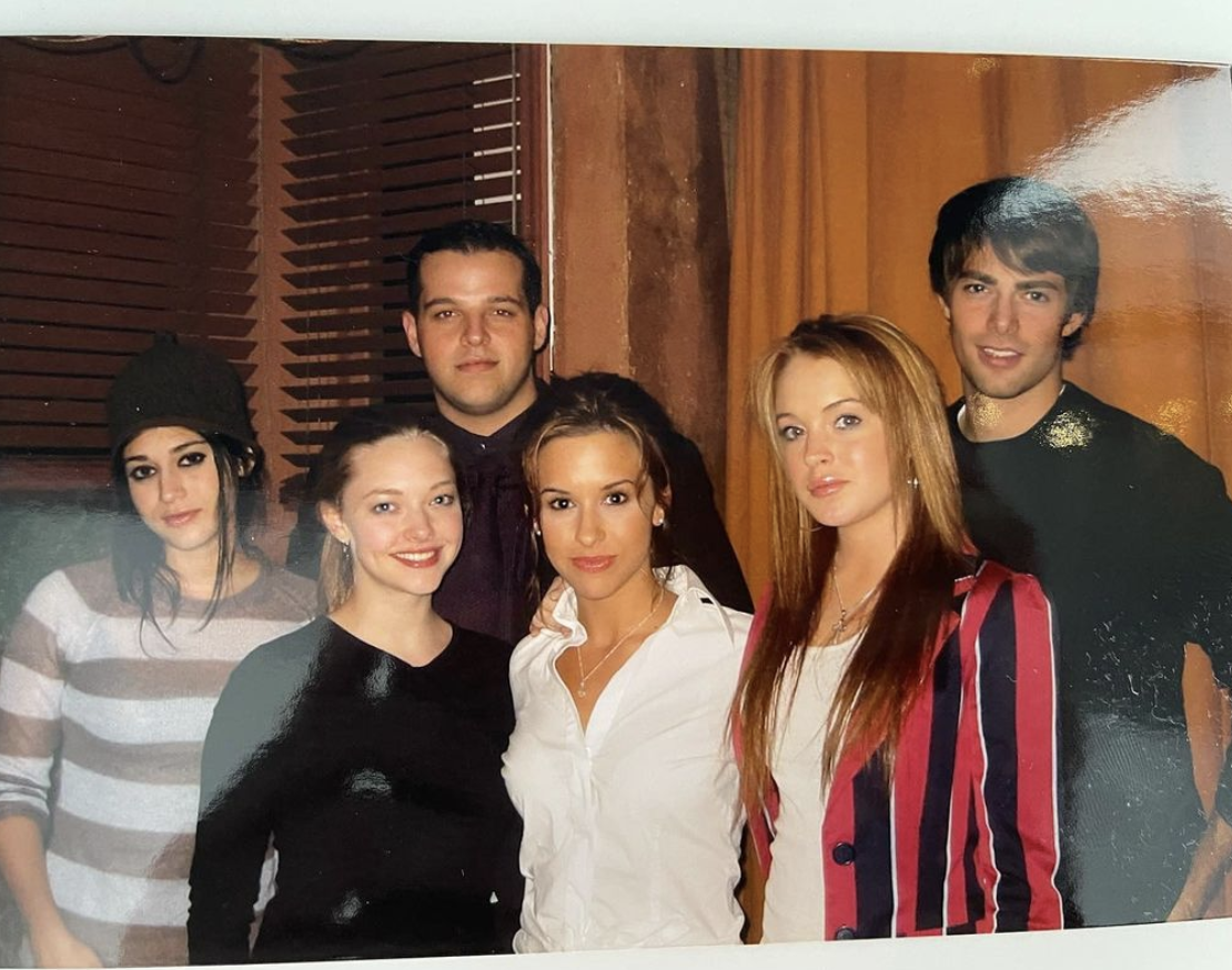 Amanda Seyfried posts picture of the Mean Girls cast. 