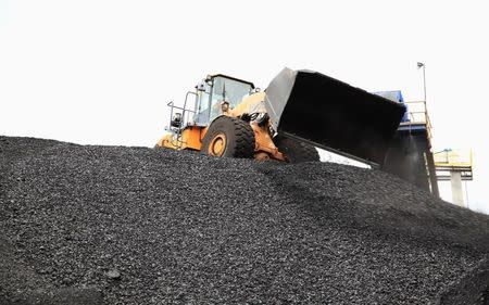 Imagen de archivode un camión moviendo carbón en la ciudad portuaria de Santa Marta, Colombia, ago 16, 2013. Colombia presentará al Congreso un proyecto de ley para evitar los choques entre autoridades nacionales y locales por proyectos petroleros y mineros, e impedir que consultas populares los prohíban, dijo el lunes el ministro del sector. REUTERS/Juliana Lopera