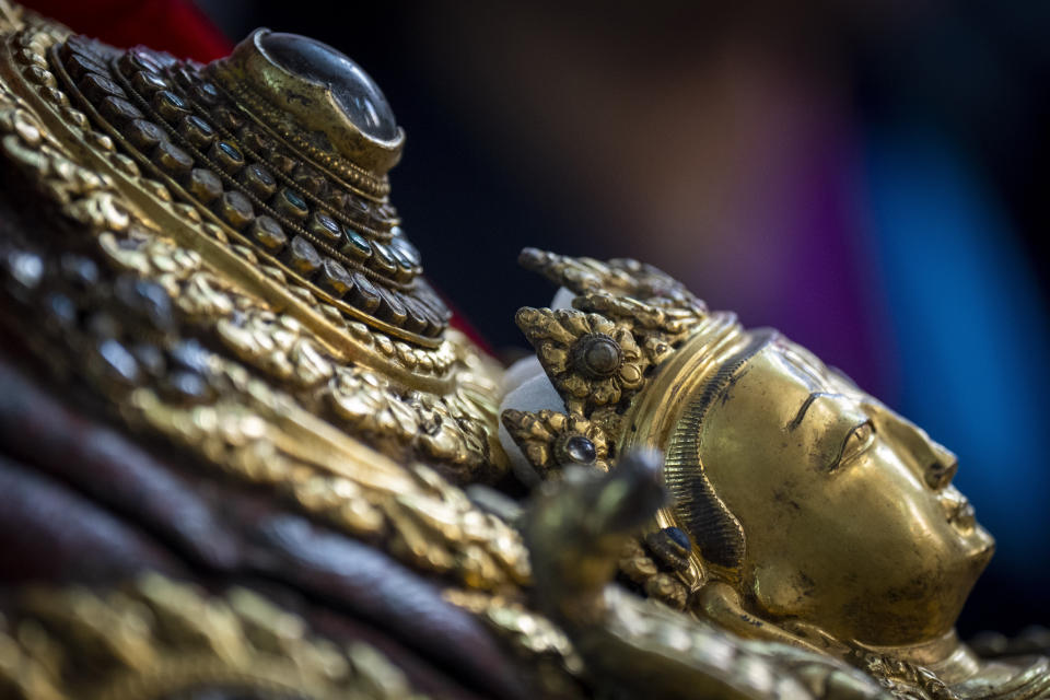 Máscaras de la deidad hindú Bhairabh, que datan del siglo XVI y fueron robadas en el distrito de Dolakha y devueltas al país por el museo de Dallas y el Museo Rubin, expuestas durante una conferencia de prensa del Departamento de Arqueología, en Katmandú, Nepal, el 31 de enero de 2024. En el pasado, un número desconocido de estatuas sagradas de deidades hindúes fueron robadas y llevadas ilegalmente al extranjero. Ahora, docenas de ellas están siendo repatriadas a la nación del Himalaya como parte de un creciente esfuerzo global para regresarlas. (AP Foto/Niranjan Shrestha)