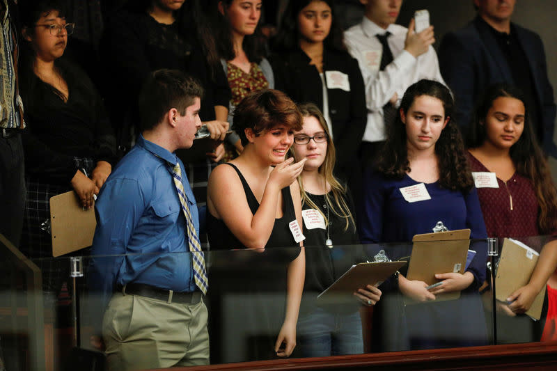 Des centaines de personnes, dont des survivants de la dernière tuerie de Parkland, ont défilé mercredi à Tallahassee une semaine après après la fusillade qui a fait 17 morts dans un lycée de cet Etat la semaine passée, tragédie qui a relancé le débat sur le contrôle des ventes d'armes à feu aux Etats-Unis. /Photo prise le 20 février 2018/REUTERS/Colin Hackley