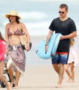 <p>In Sydney, Damon toted a surfboard during his star-studded vacation. (Photo: KHAPGG/Backgrid) </p>