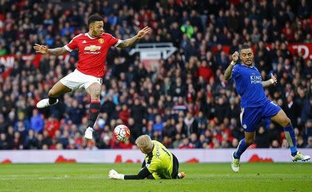 Britain Football Soccer - Manchester United v Leicester City - Barclays Premier League - Old Trafford - 1/5/16 Leicester City's Kasper Schmeichel in action with Manchester United's Memphis Depay Reuters / Darren Staples